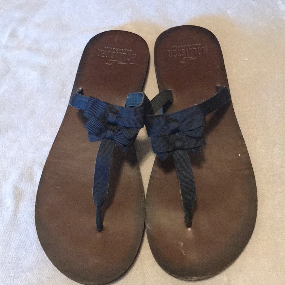 Hollister t-strap bow sandals